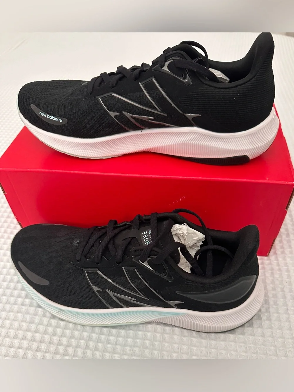 New Balance Women Black Running Course with White/Mint Midsoles Size 9.5
